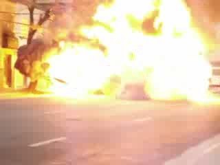 Voiture en feu explose
