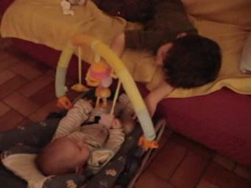 Etienne, 3 ans et demi  encourage Adrien, 4 mois et demi