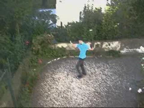 Un mec qui fait des Bollas (trainée-dessin)