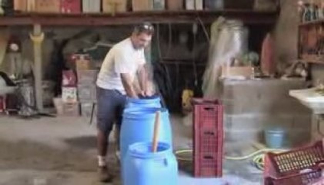 Filling the cuve (Home winemaking '09 Video #3)