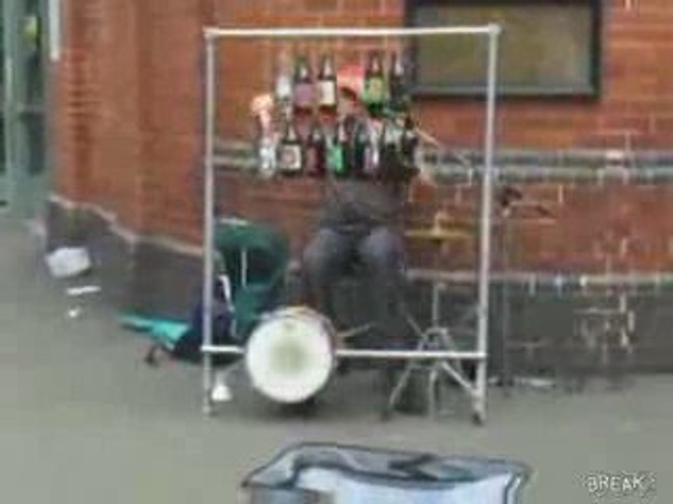 Inspecteur Gadget sur une batterie faite en bouteilles