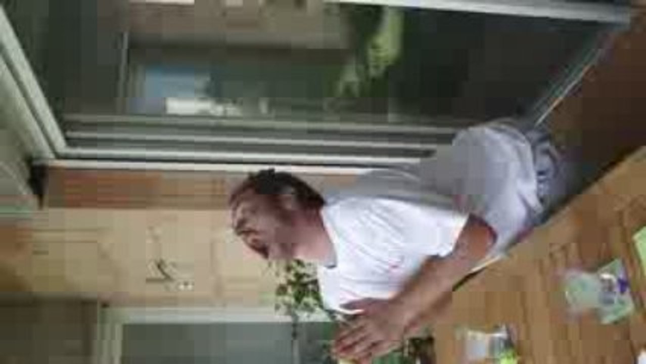 Fabien lancer de la tomate and bouffe with the bouche open