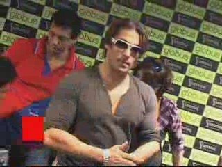 Sallu bhai gives 25K to a beggar