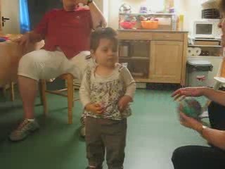 je joue au ballon avec mamie
