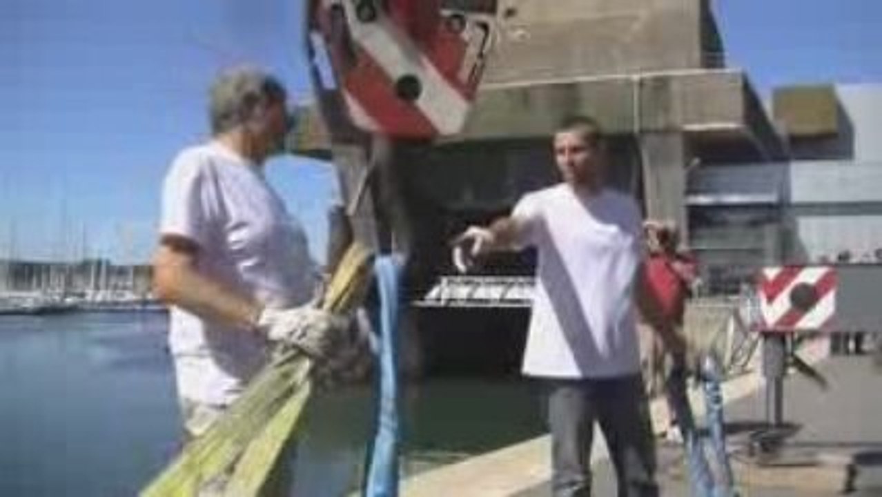 Mise à l’eau du trimaran Multi50 Prince de Bretagne en vidéo