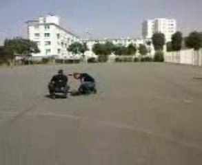 voiture thermique dans une cour d'ecole