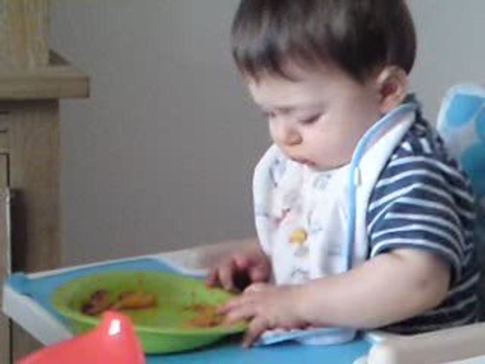 Elrick gouter mange tout seul