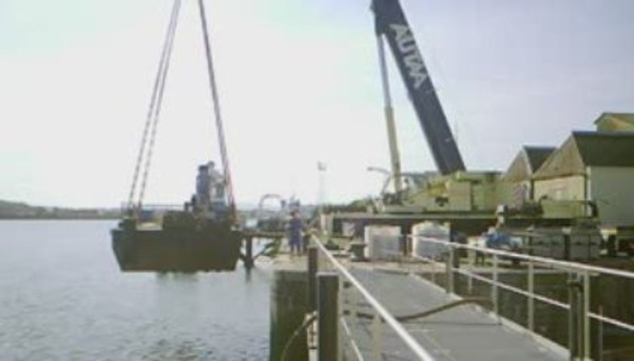 mise a l'eau d'une barge emcc.