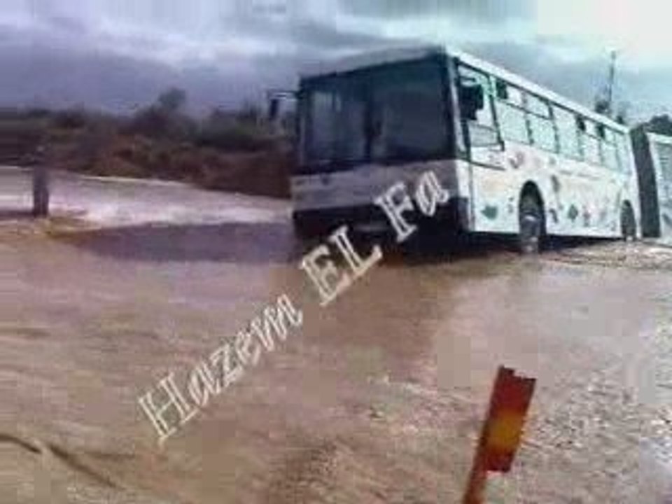 فيضانات في الطريق الرابط بين جمال و زرمدين