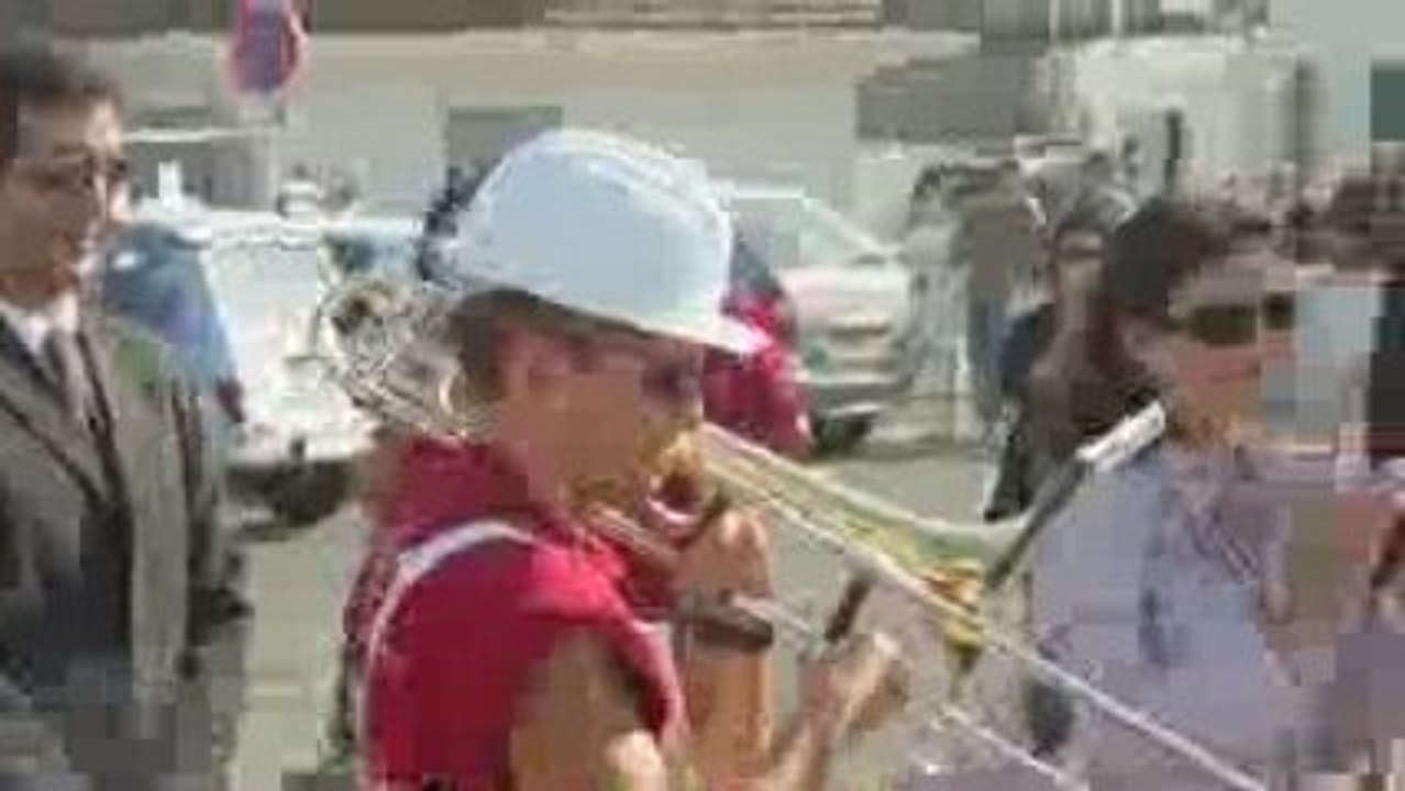 groland quend 5 / Le Président avec sa Carlita en fanfare ..