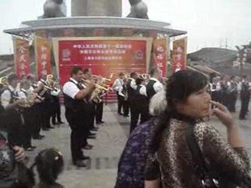 SHANGHAI PEARL TOWER e la fanfar de WORMHOUT