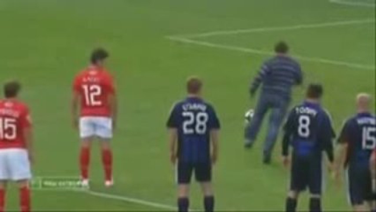 Un supporter marque un penalty en Russie(H-D)