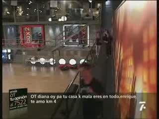 clase de leslie, cantan todos juntos al final