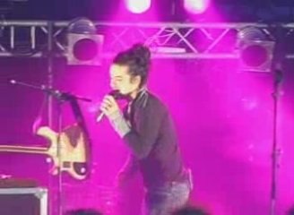 Siméo joue avec son public aux Ingrédients