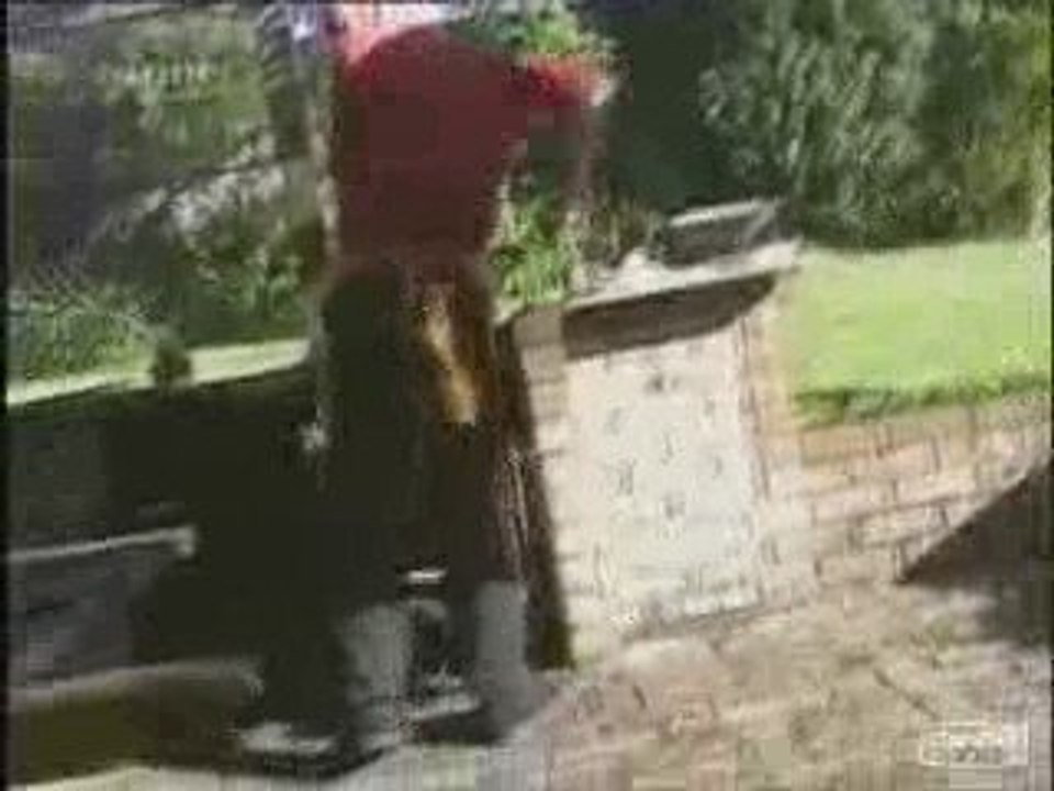 Régis fait un barbecue