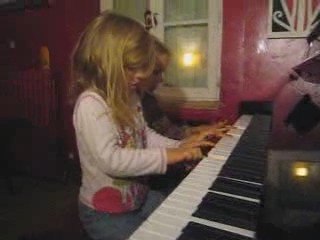 quatre mains sur piano neuf