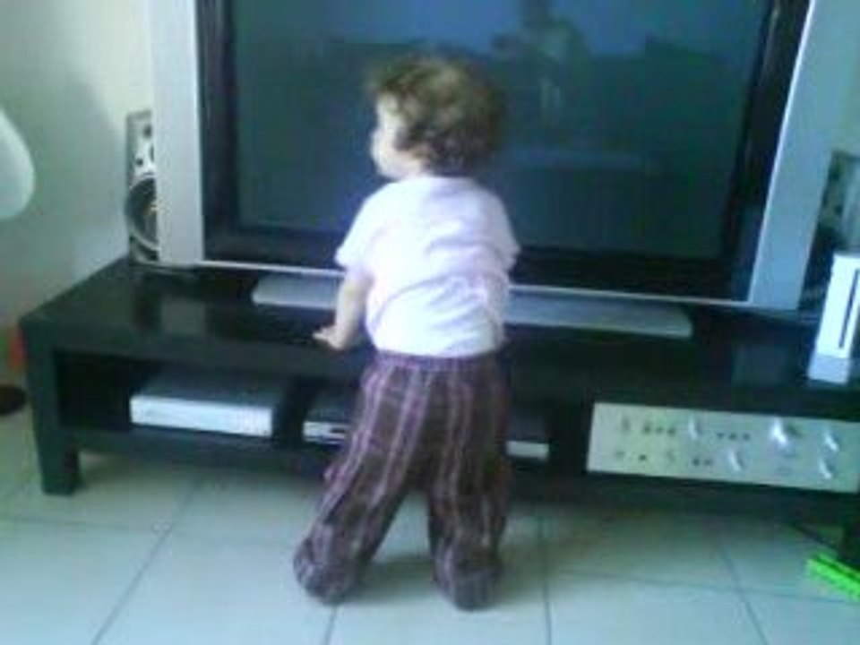 BEBE QUI DANSE SUR "BAD" MICHAEL JACKSON