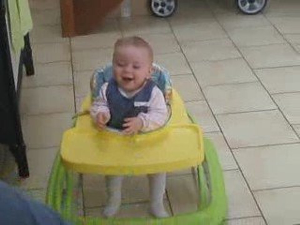 bebe qui rit