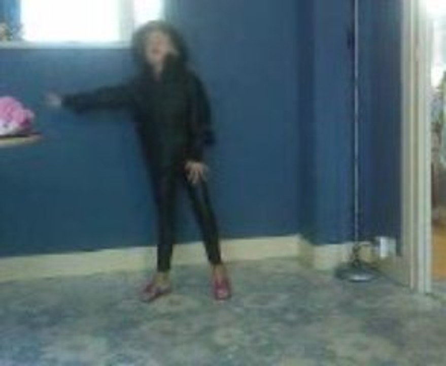 KELLINE 5 ANS QUI DANSE MICKAEL JACSON