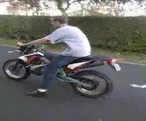 Jason Qui fait une roue avant