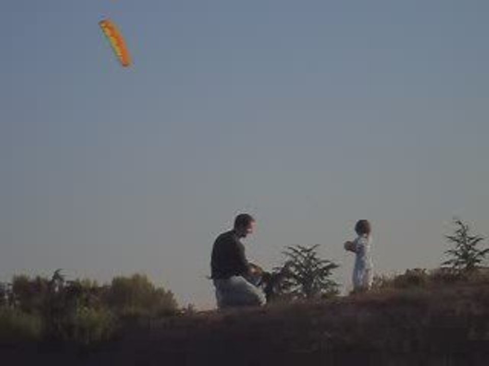 Léa 2ans joue au foot