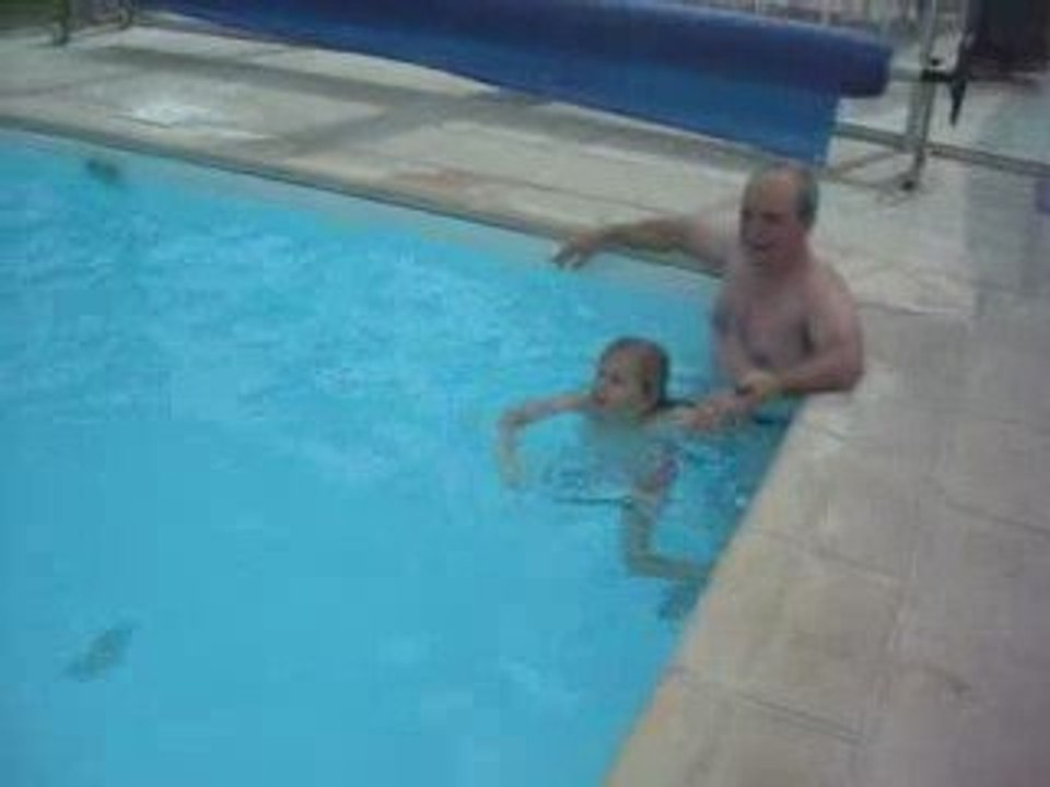 Maëlis apprend à nager