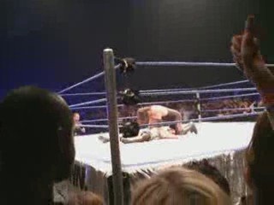 Tombstone du Taker sur CM Punk (Segment fin) - Bercy 27/09/0