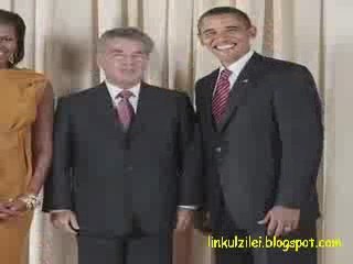 Obama makes the same face in every picture