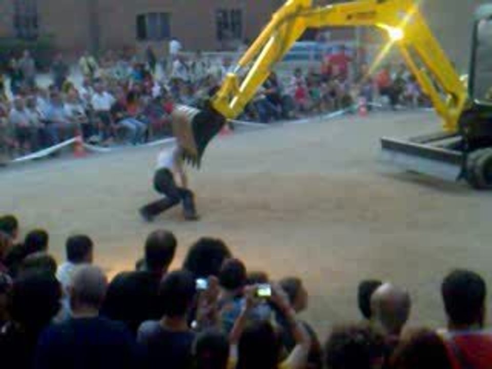 Hombre bailando con escavadora