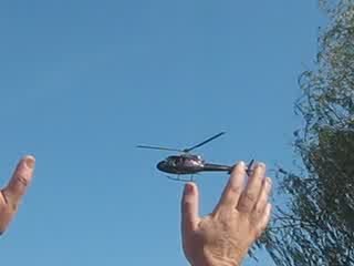 Hélicoptère  en vol stationnaire à Mansigné ( 72)