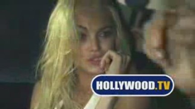 Lindsay Lohan paparazzata con amici al Chateau Marmont