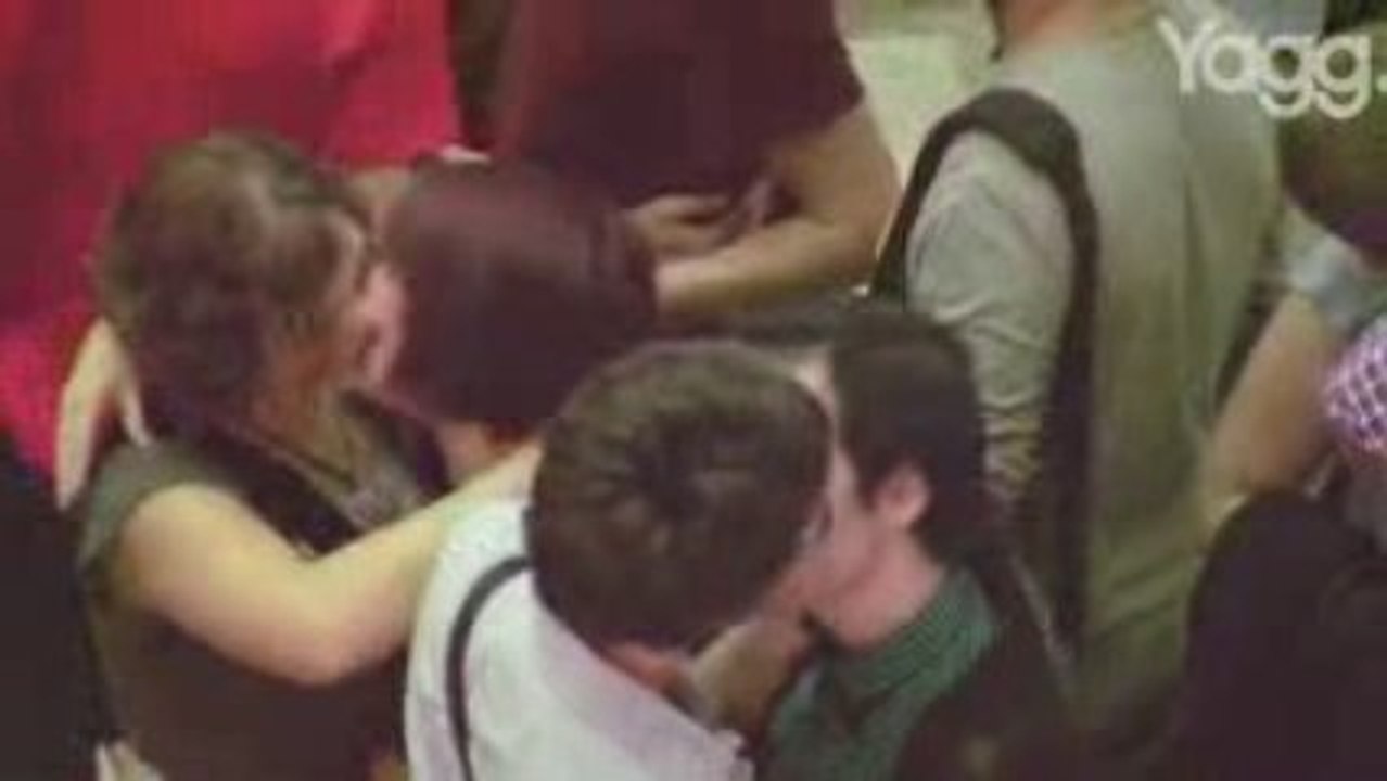 kiss-in contre l'homophobie au Forum des Halles