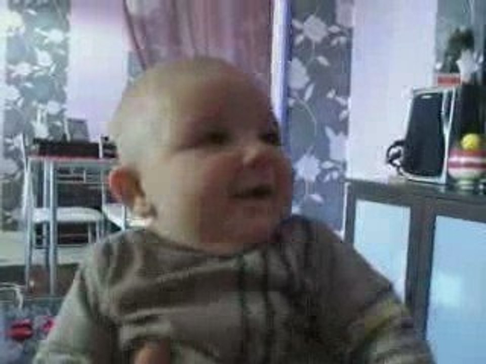 mon fils en plein fou rire avec son pere et sa mere