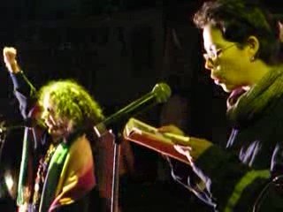 Intervencion Poetica de Mujer y mujeres Lesbianas grafiteras