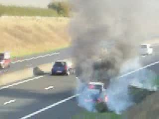 Autoroute A16 accident une auto en feu