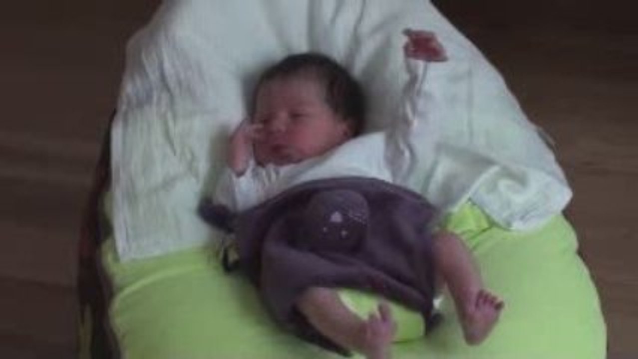 Eliot à la maison dans son doomoo