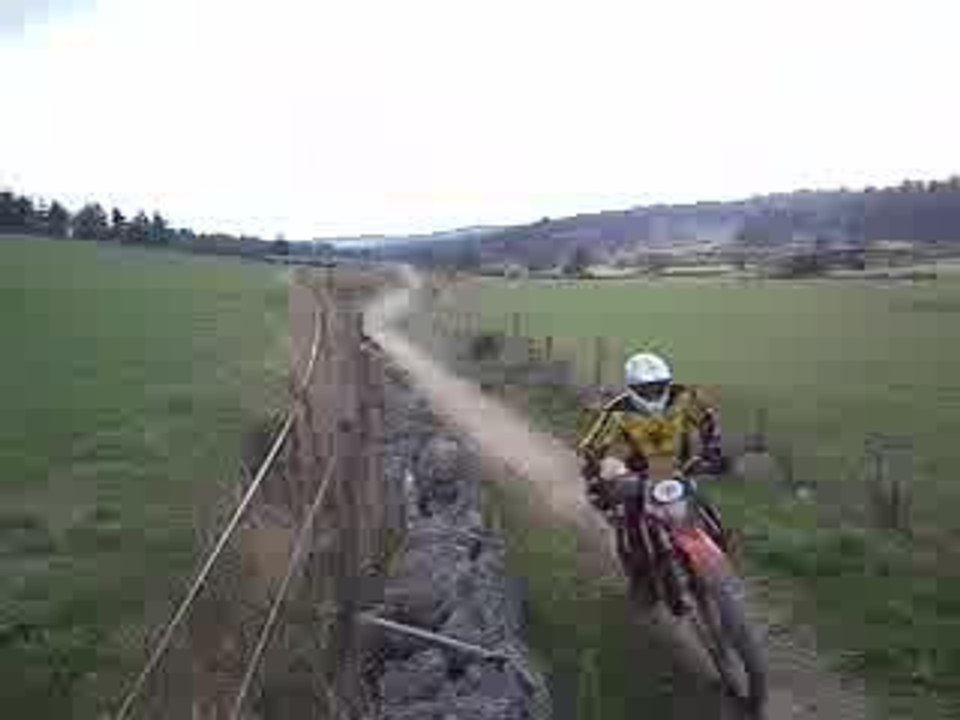 Un mec qui envoie le paté