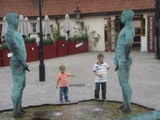 PRAGUE Fontaine du Musée KAFKA
