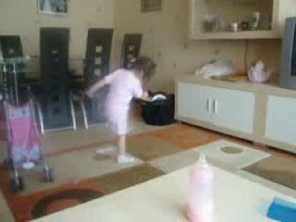 Hilal evde kolbastı oynarken