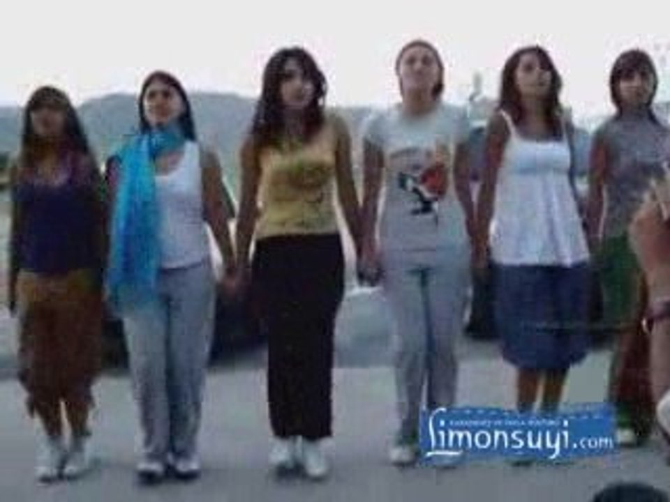 Kızlar horon oynuyor