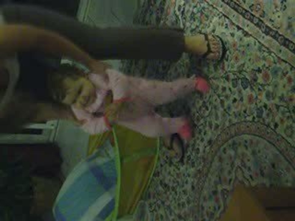 zoé apprend a marcher