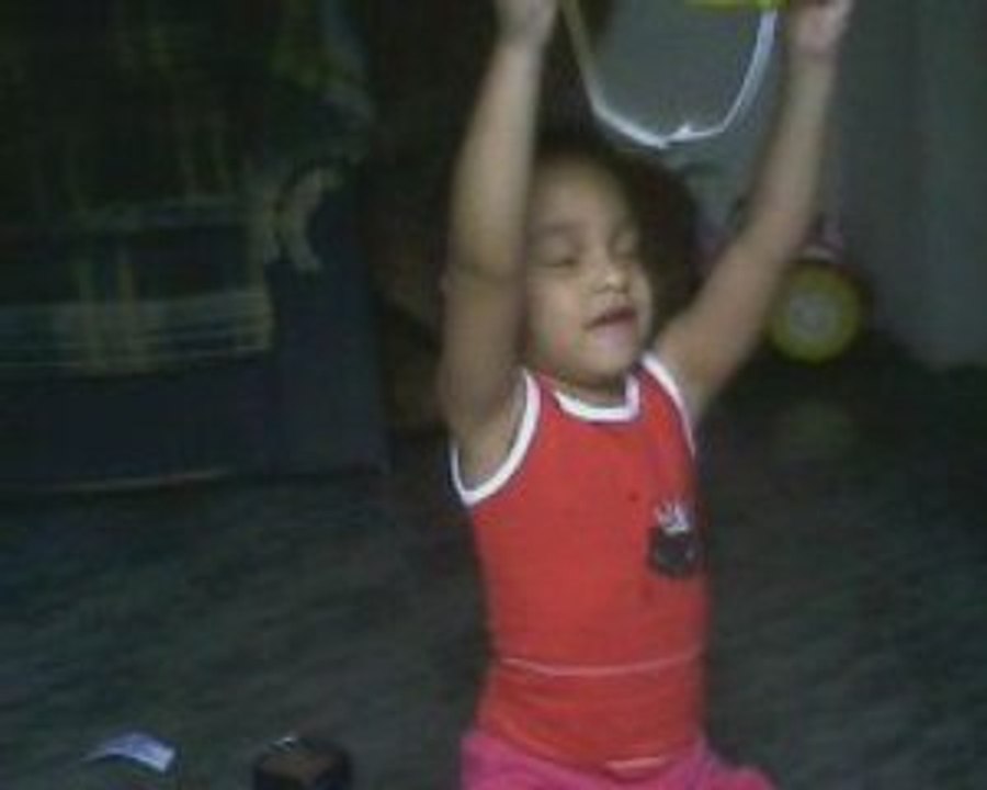 Baba brincando com o  Capacete