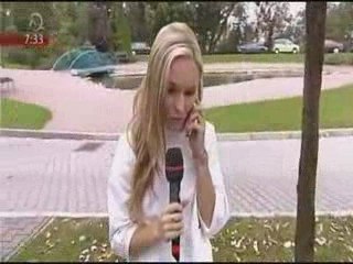 Inviata perseguitata al cellulare in diretta