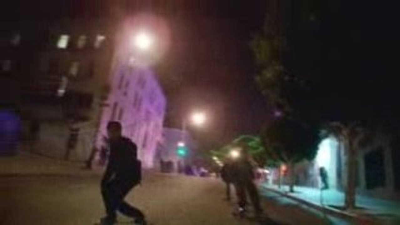 des freeboarders jouent a tetris avec des neons