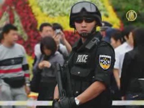 В преддверии парада в Пекине за решеткой даже голуби