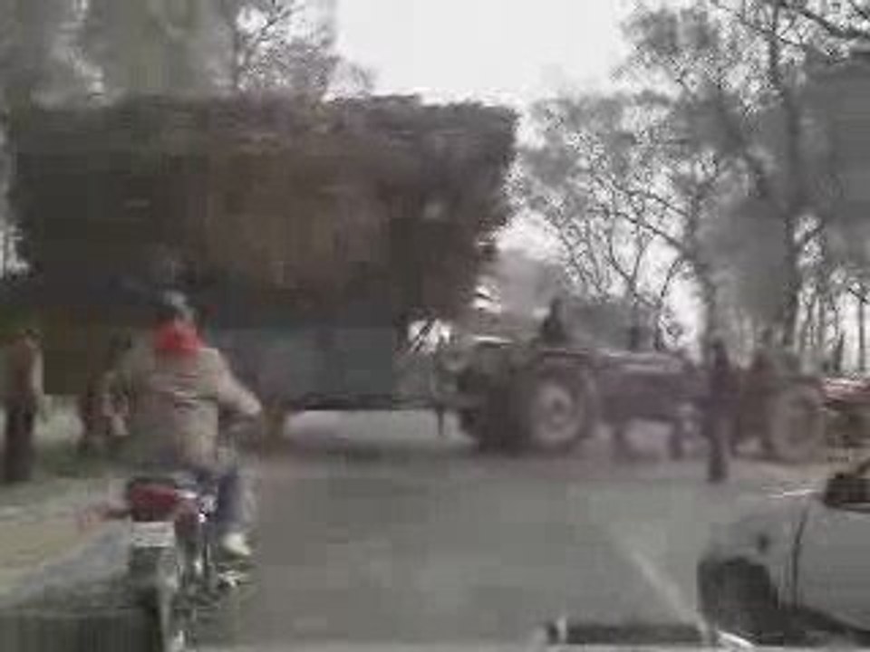 Tracteur trop chargé, Indian version of Lowrider !