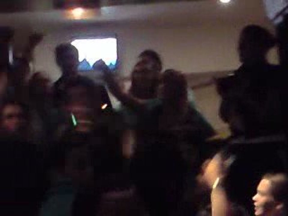 Buffalo-Iseg-Toujours tenir son verre avec la main Gauche