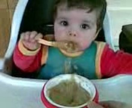 lucas mange tout seul