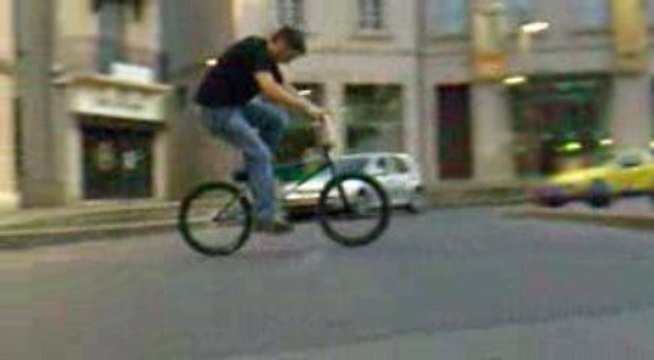 180 to fakie to 180 out BMX