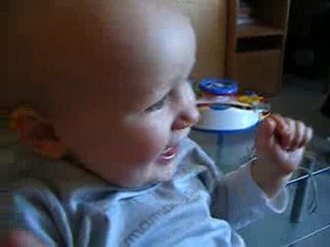 Yanis rigole sa cousine tombe